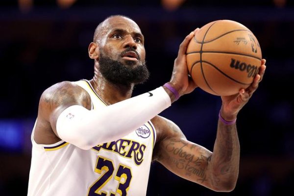 Phóng viên: Lakers dường như thất vọng vì James chưa từ chối